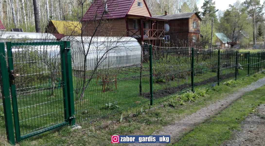 Готовый забор из 3д сетки с калиткой для дома и дачи.