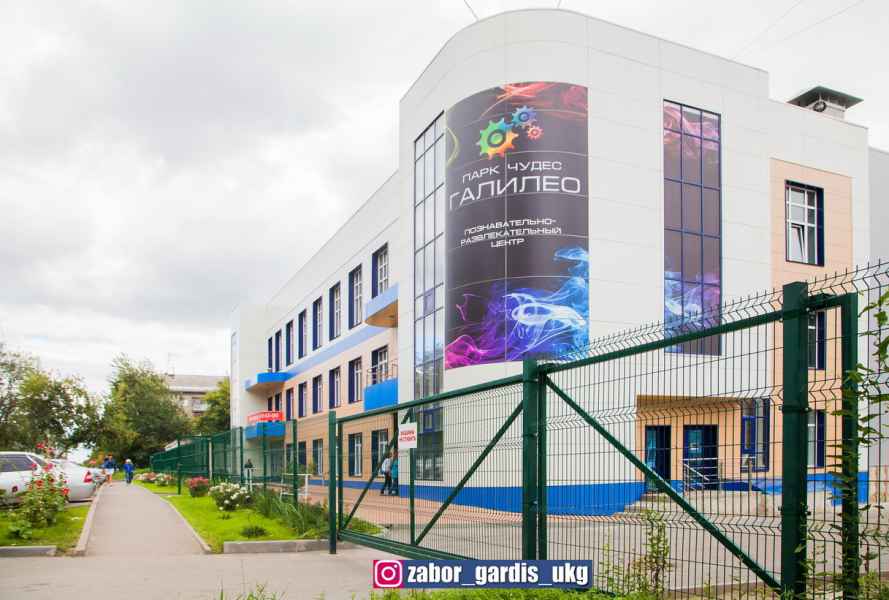 Готовый забор из 3д сетки для магазинов и торговых центров