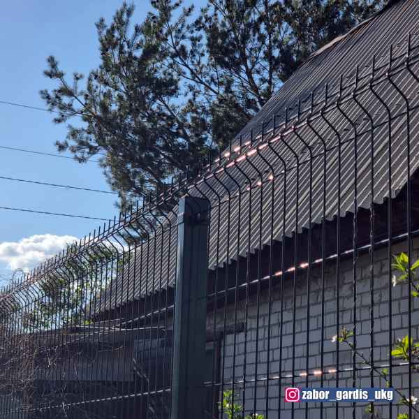 Забор для дачи из 3д сетки