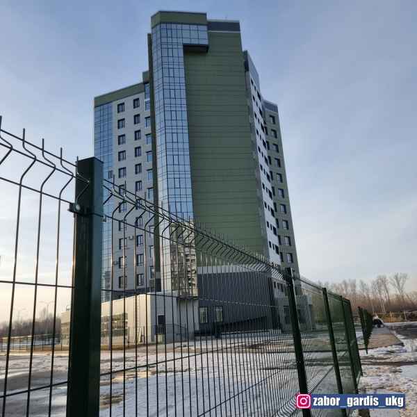 Для ограждения частных территорий, домов и жилых комплексов широко применяется 3д заборы Gardis и Дорхан. Ограждение состоит из столбов, 3д сетки, заборных креплений, калиток и ворот. Купить 3д заборы в Усть-Каменогорске можно в магазине Торговый Стиль по