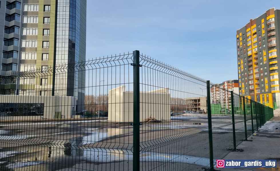 Для ограждения частных территорий, домов и жилых комплексов широко применяется 3д заборы Gardis и Дорхан. Ограждение состоит из столбов, 3д сетки, заборных креплений, калиток и ворот. Купить 3д заборы в Усть-Каменогорске можно в магазине Торговый Стиль по