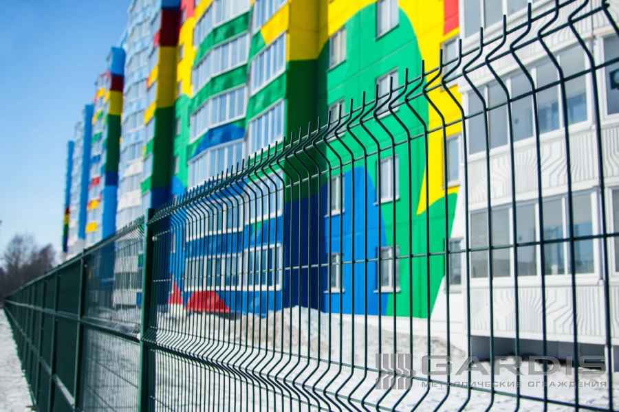 Готовый забор из 3д сетки для жилых комплексов купить в Усть-Каменогорске