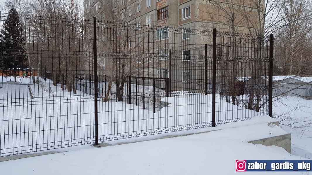 Готовый забор из 3д сетки для жилых комплексов купить в Усть-Каменогорске