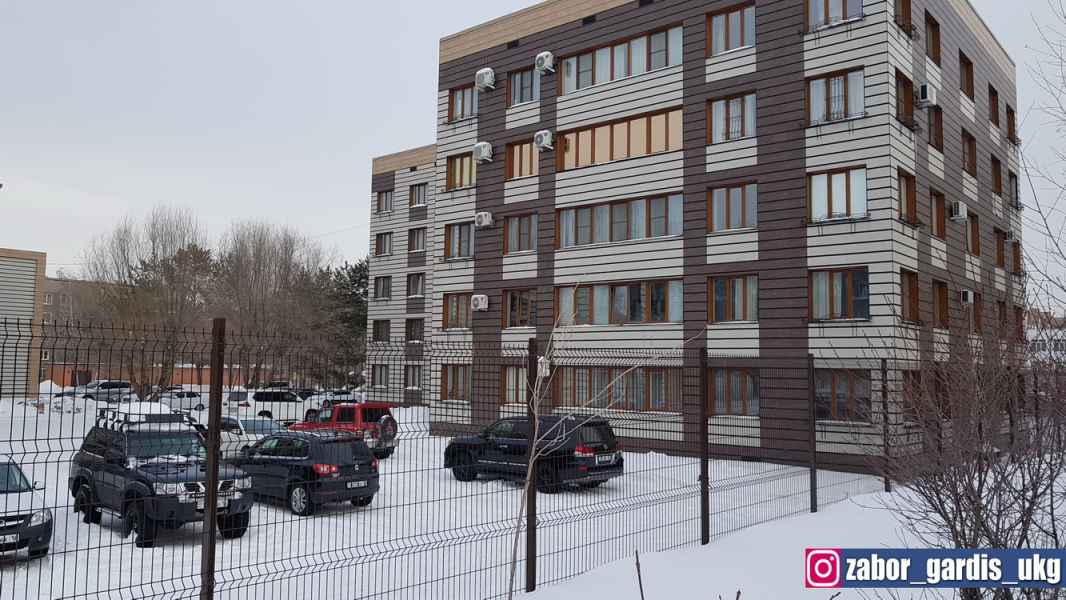 Готовый забор из 3д сетки для жилых комплексов купить в Усть-Каменогорске