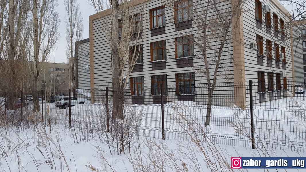 Готовый забор из 3д сетки для жилых комплексов купить в Усть-Каменогорске