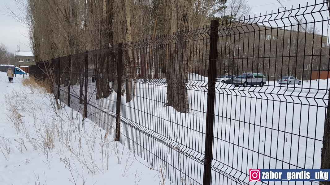 Готовый забор из 3д сетки для жилых комплексов купить в Усть-Каменогорске