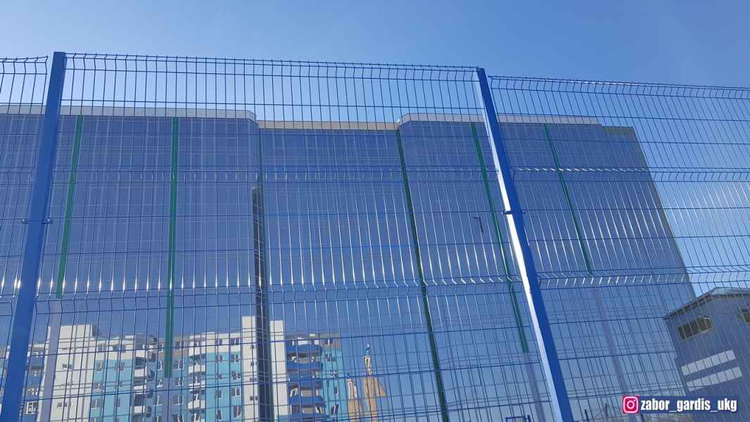 Готовый забор из 3д сетки для жилых комплексов купить в Усть-Каменогорске