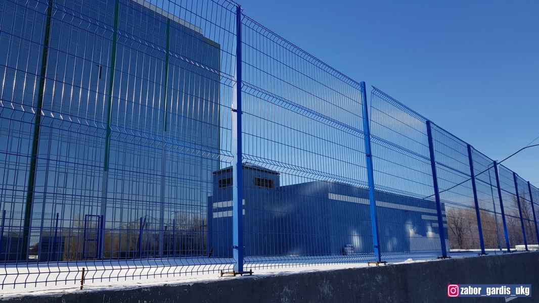 Быстрое решение любого ограждения. 3д забор из сеток на спорт площадках