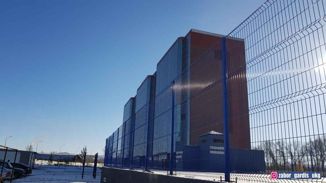 Готовый забор из 3д сетки для жилых комплексов купить в Усть-Каменогорске