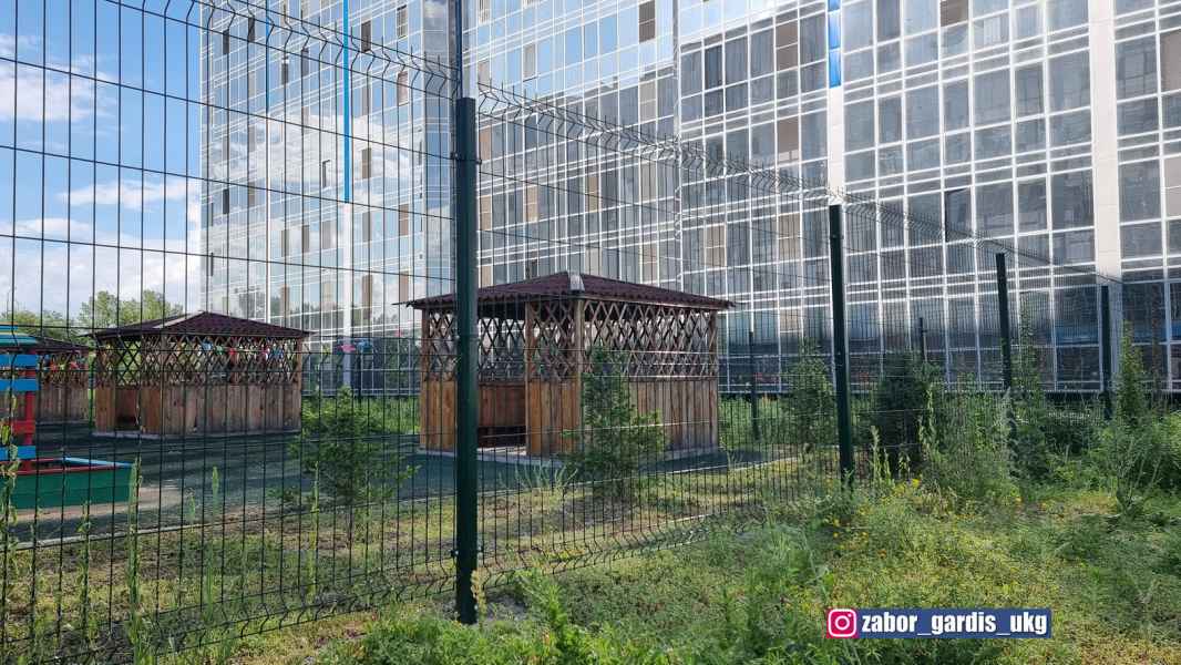 Ограждение из 3д сетки Gardis детского садика "Baldauren" в Усть-Каменогорске. Жилой комплекс ЖК "Ertis City". Готовый забор широко применяется для ограждения детских садов, детских площадок и территории жилых комплексов. 3д ограждения обеспечивают просма