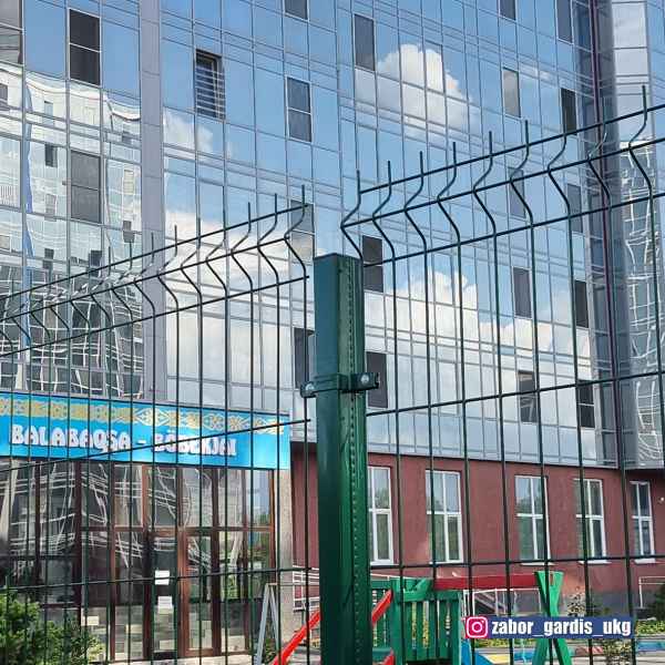 Металлический оцинкованный забор из 3д сетки - лёгкий и воздушный- ограничивает доступ посторонних лиц и одновременно обеспечивает хорошую просматриваемость.Готовый забор органично вписался в архитектуру современного жилого комплекса и подчеркивает строгу
