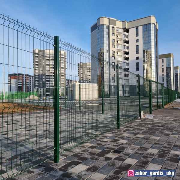 Готовый забор на строительных объектах г.Усть-Каменогорска и г.Семей. 3д ограждение можно купить в магазине Торговый Стиль по ул.Бажова 14. 3д забор - цена завода