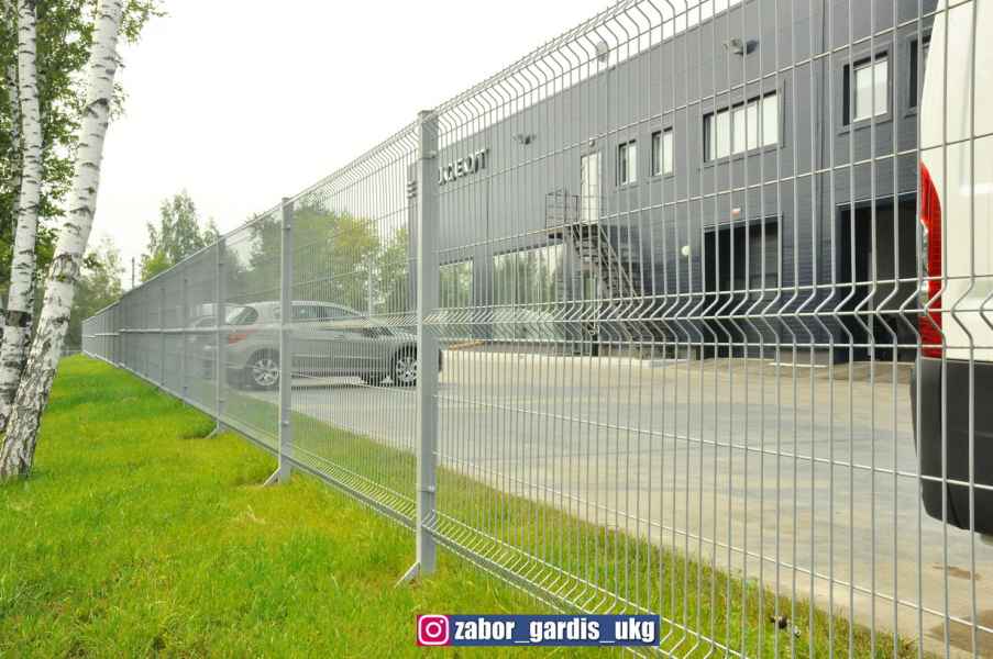 Автосалон Peugeot ограждение парковки 3д забором