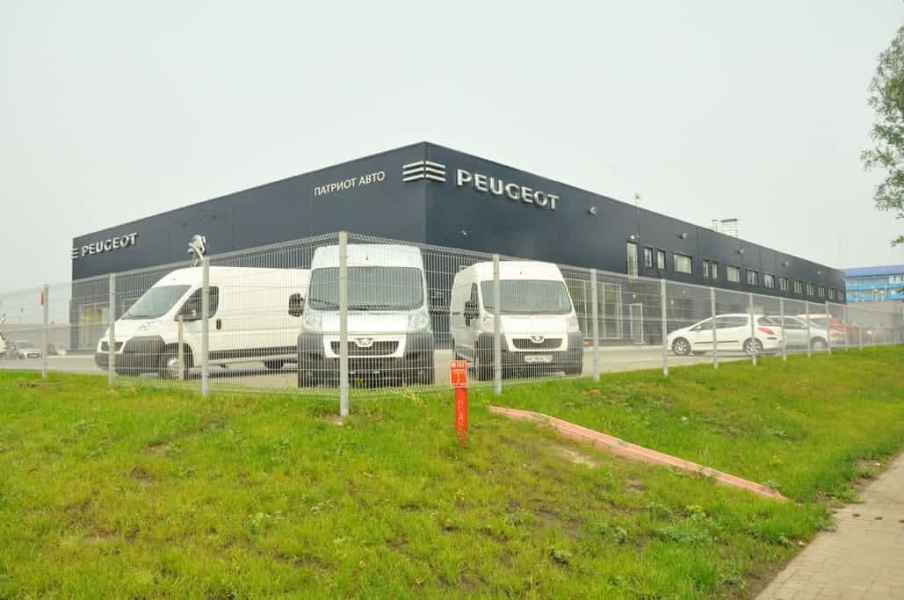 Автосалон Peugeot ограждение парковки 3д забором