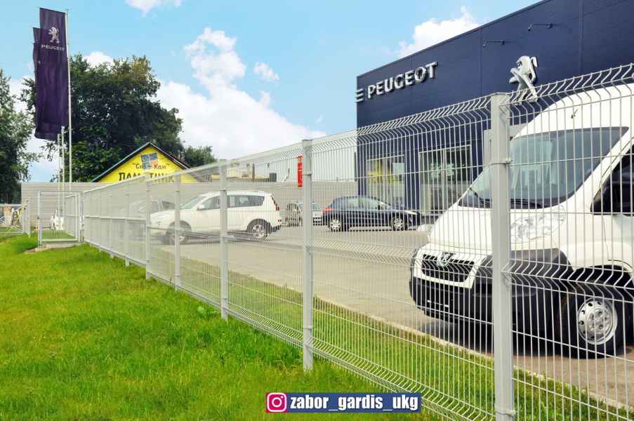 Использование 3д ограждений. Автосалон Peugeot ограждение парковки 3д забором