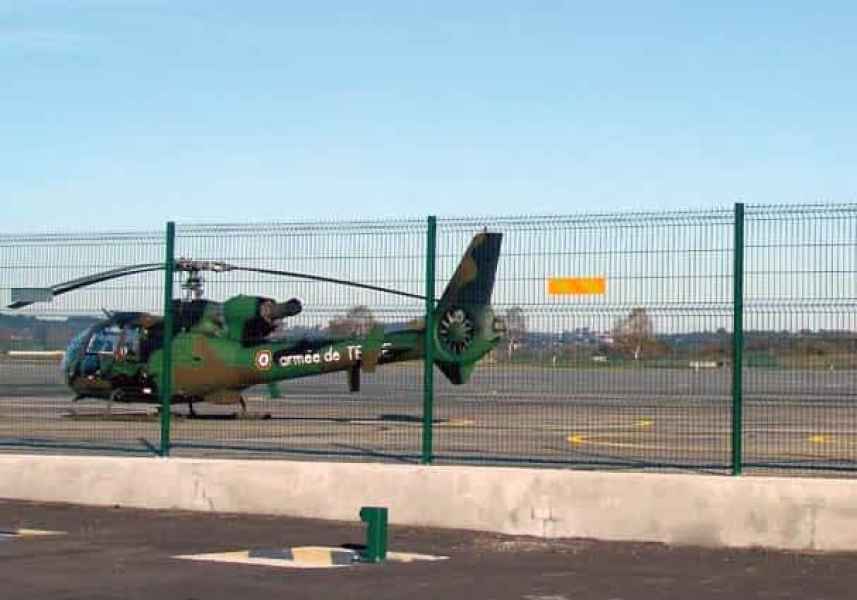 Благодаря невысокой стоимости 3д забор применяется для ограждения аэропортов и вертолётных площадок