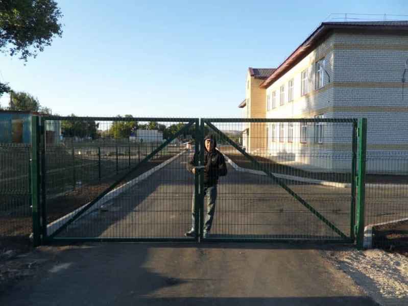 Готовый забор - Входная группа 3д ворота и калитка школы в г.Шемонаиха