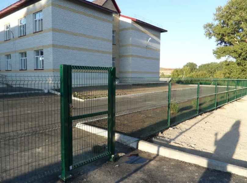 Ограждение школы в Шемонаихе Калитка М3D и забор Optima 3D