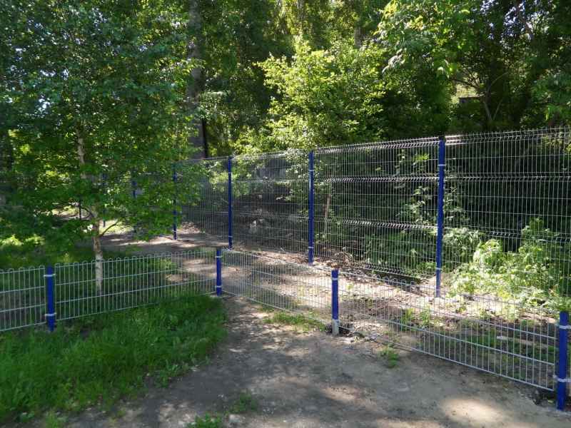 Продукция завода Гардис: 2d Estetic и 3д Optima ограждение школы интерната в с.Верх-Берёзовка