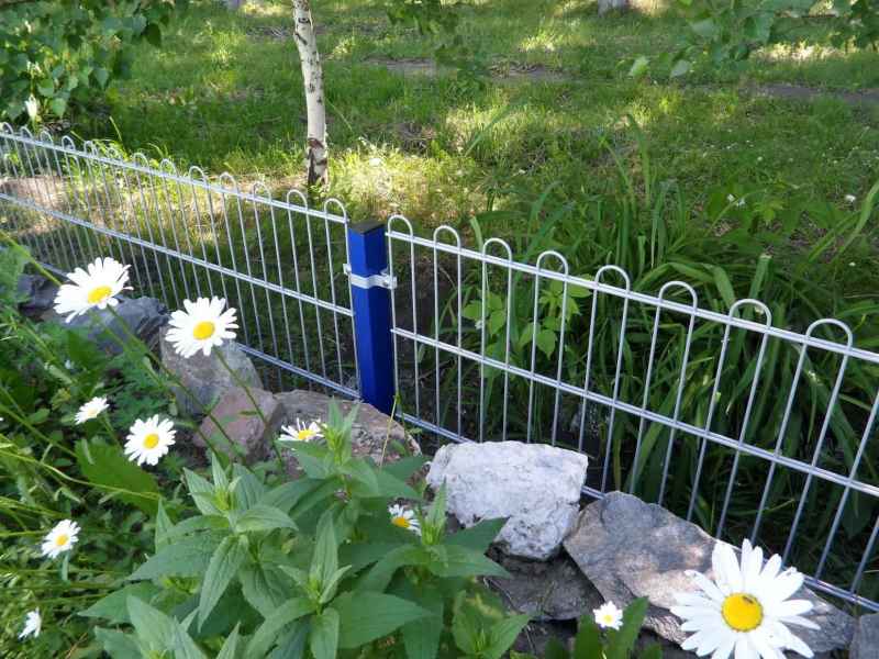 Применение заборов 2d Estetic для ограждения клумб и газонов