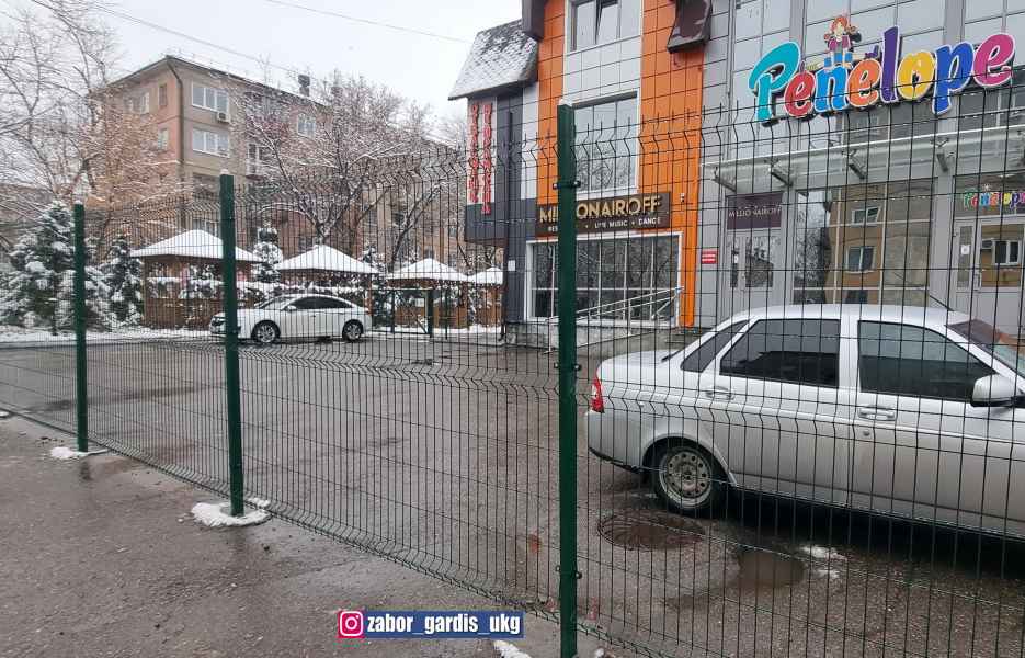 Ограждение торгового центра 3д забором производство Gardis. Установка ворот и калиток