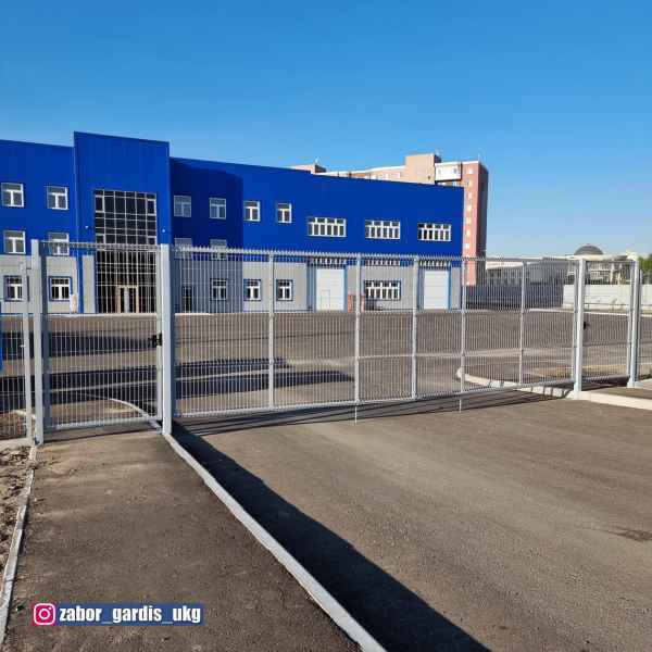 Ограждение торгового центра Эйкос 3д забором производство Gardis. Установка ворот и калиток