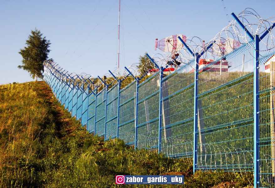 Установка заборов при наклонной территории