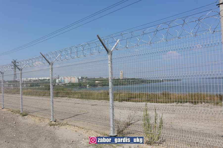 Егоза на V-образном барьере безопасности в 3д заборах Гардис и Doоrhan