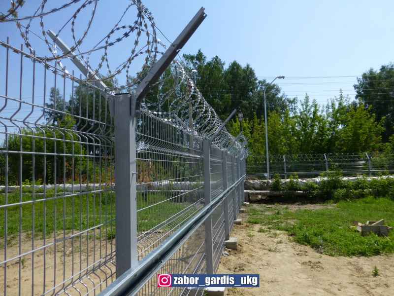 Ограждения забором с колючей проволкой Егоза от производителей Гардис и Doоrhan в Усть-Каменогорске