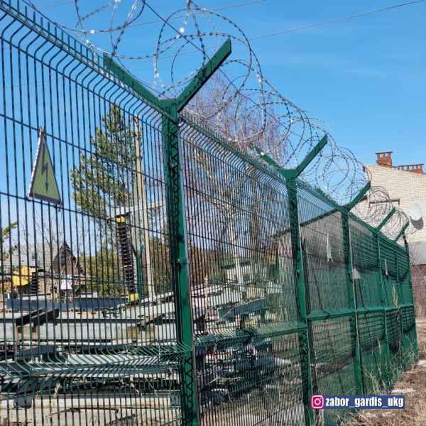 Заборы производства Гардис с колючей проволокой Егоза на барьере безопасности