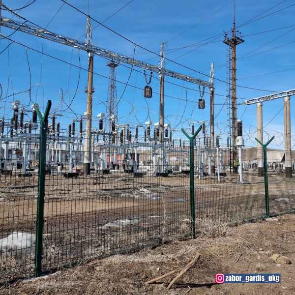 невысокая цена 3д ограждения, легкий монтаж без сварки и расчетный срок эксплуатации 50лет - основные приемущества ограждения территории 3д Готовым забором.V образный барьер безопасности Егоза на 3д ограждении производство Gardis