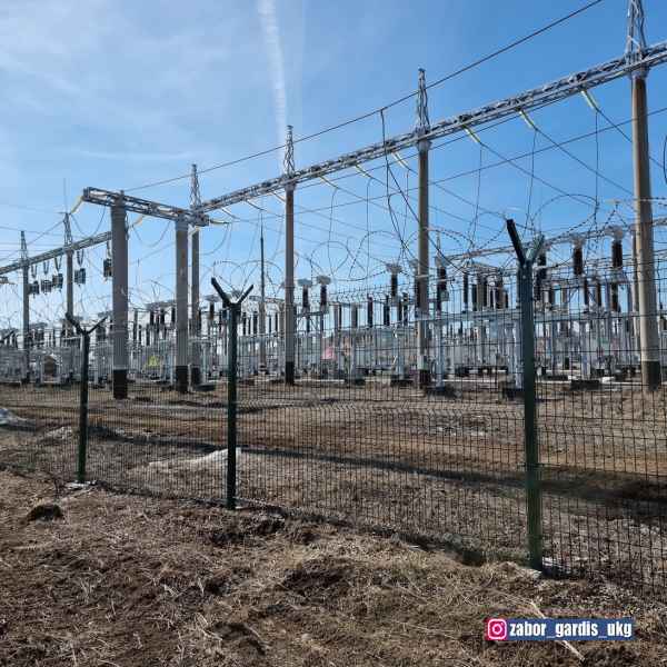 Барьер безопасности спиральный Егоза применяется с 3д забором на режимных объектах