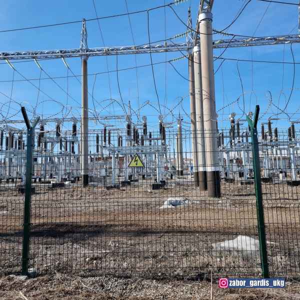 3д забор надежно защищает периметр предприятия от проникновения посторонних лиц и одновременно обеспечивает хорошую просматриваемость что немало важно для безопасности режимного объекта. Относительно невысокая цена 3д ограждения, легкий монтаж без сварки 