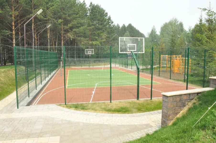 Готовый 3д забор широка используется для ограждения спортивных площадок. 