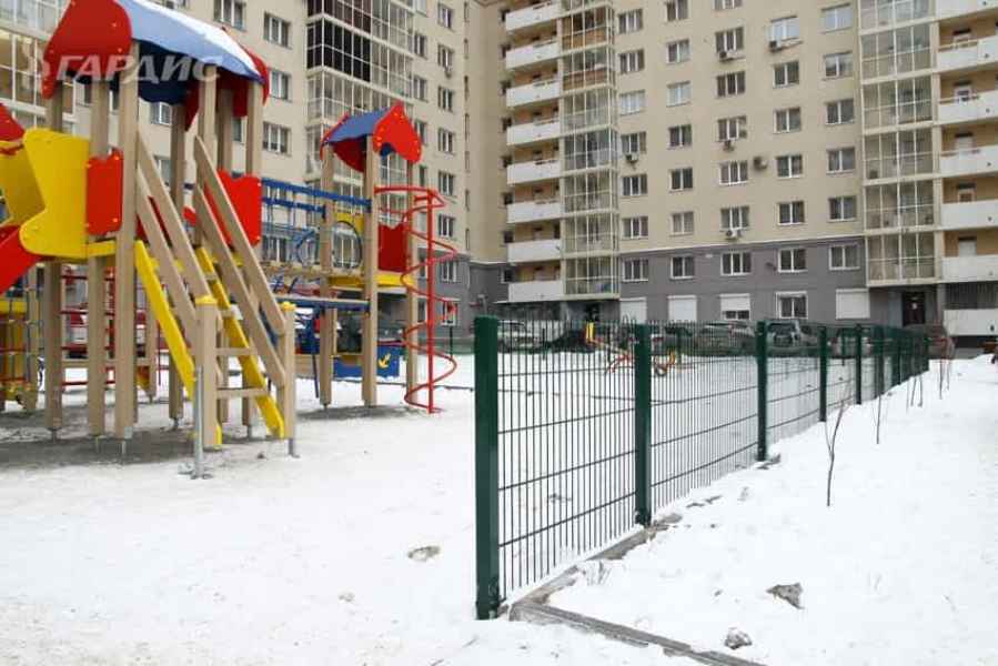 Детские спортивные игровые площадки с 2д забором