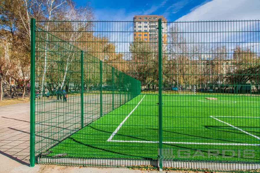 Заборы производства Gardis серии Medium 2D для ограждения футбольного поля