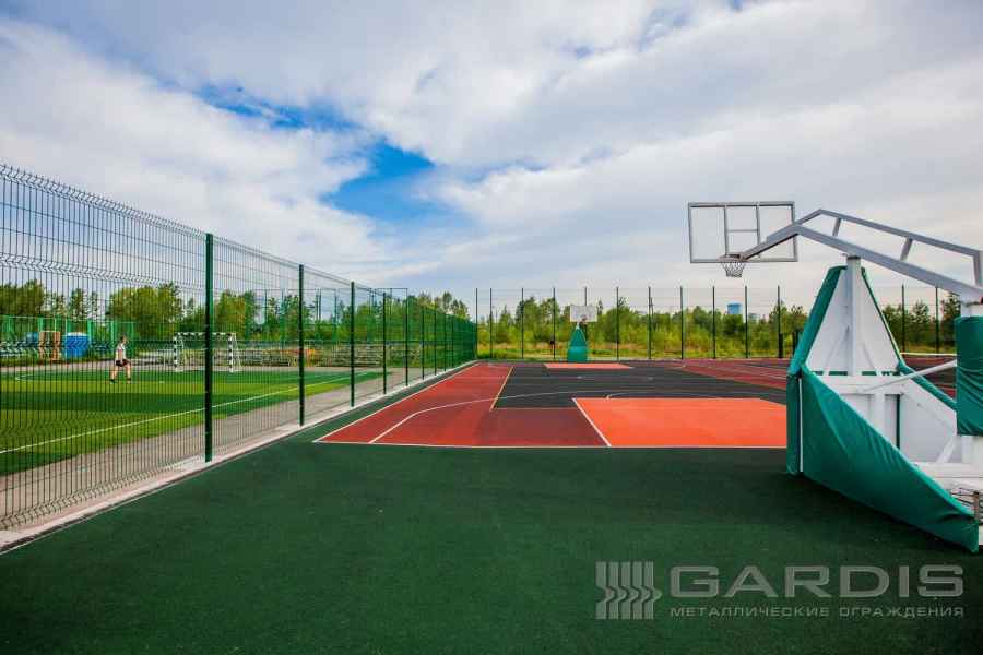 3д заборы производства Гардис для футбольных полей и баскетбольных площадок