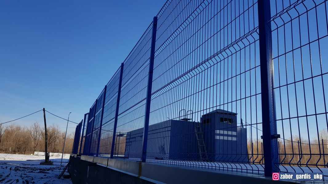 Пред домовая спортивная площадка с 3д забором 