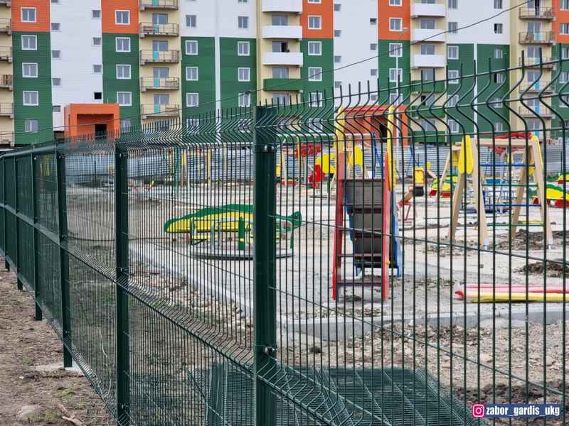 Металлические заборы из 3д сетки для ограждения деских площадок в Оскемене и Семее