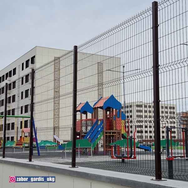 3д панели из сетки, столбы и крепления это полностью готовый набор для монтажа на детских и спортивных площадках