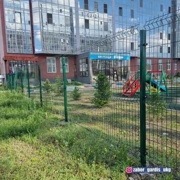 3д ограждение детского садика "Baldauren" в Усть-Каменогорске. Жилой комплекс ЖК "Ertis City". Металлический оцинкованный забор из 3д сетки - лёгкий и воздушный- ограничивает доступ посторонних лиц и одновременно обеспечивает хорошую просматриваемость. Го