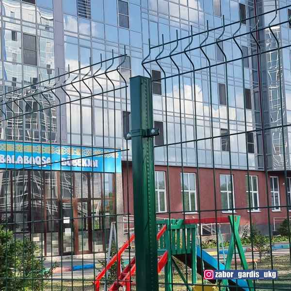 Современный и долговечный 3д забор в жилом комплексе Ertis City для ограждения территории детского сада Baldauren 