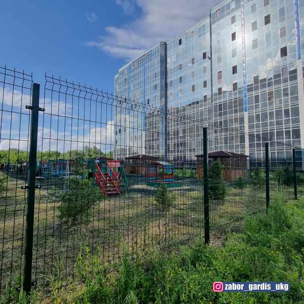 Готовый забор органично вписался в архитектуру современного жилого комплекса и подчеркивает строгую техно эстетику интерьера. 3д ограждение детского садика "Baldauren" в Усть-Каменогорске. Жилой комплекс ЖК "Ertis City". Металлический оцинкованный забор и